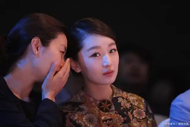 周冬雨和张艺谋的关系可以说是一段"爱恨情仇"