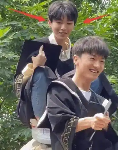 王俊凯回北电,和同学有说有笑,遇到老师却一脸乖巧,生图"明星相" 优越