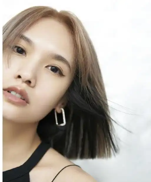 杨丞琳羊毛卷温柔治愈 38岁的杨丞琳以她的羊毛卷发型和治愈音乐征服