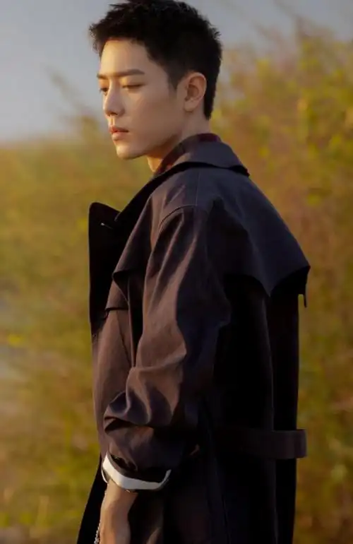 有种"顶流"叫肖战,晒自拍就能登热搜榜首,剪寸头后变man_手机搜狐网