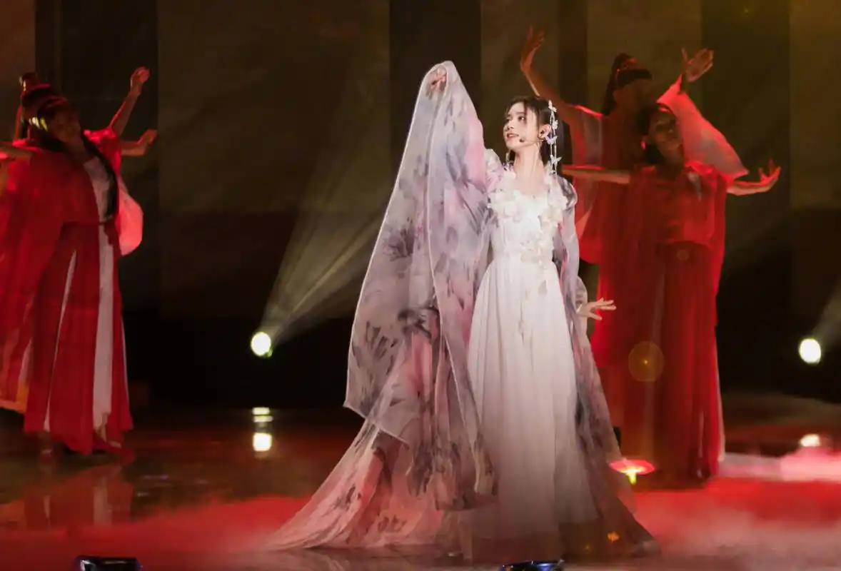 鞠婧祎一袭飘逸长裙现场演绎《叹云兮》,各种造型风格都能完美消化