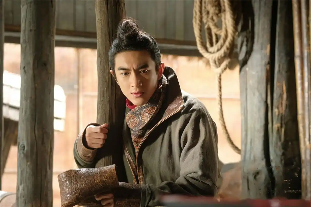 《狄仁杰之四大天王》影片中林更新再度饰演软萌医官沙陀忠,身患"异性