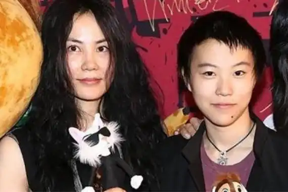 近日,有消息称,窦靖童和女导演李孟桥在