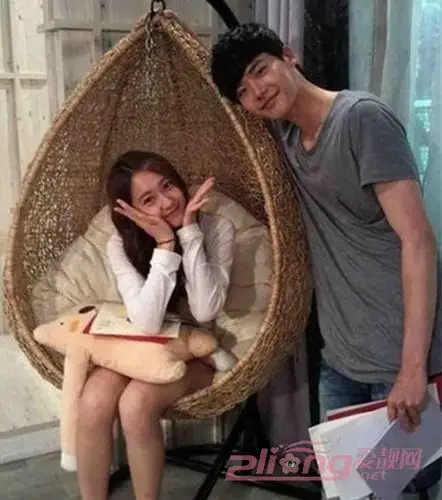 《我们结婚了》朴灿烈亲吻郑秀晶