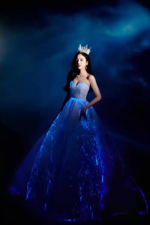 吴宣仪新歌将发布花瓣装饰裙边配长摆纱宛如精灵公主