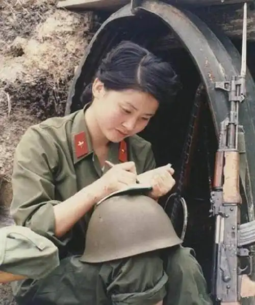 老山战斗的生死瞬间张张令人起敬图9是战士与爱人的最后合影