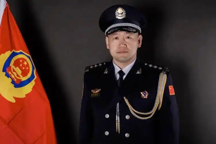 你好警礼服身披一身藏蓝奔赴下一场使命