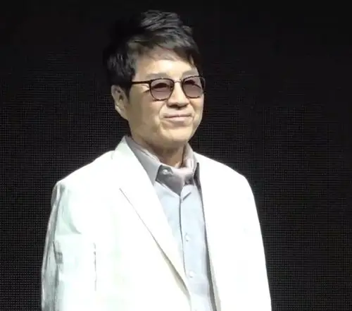 韩国歌王赵容弼出道50周年音乐人生从口琴开始