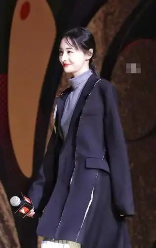 郑爽出席活动完全女精英穿搭,笑容甜蜜,嘴角疤痕明显惹人怜