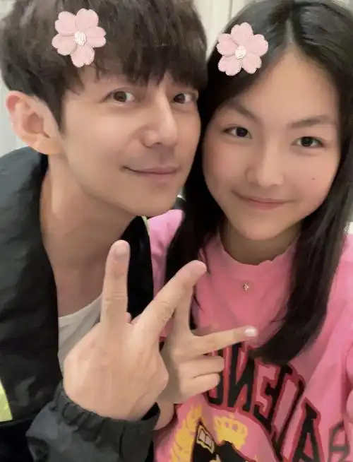 何炅王诗龄合照图片(李湘带女儿与何炅聚会)