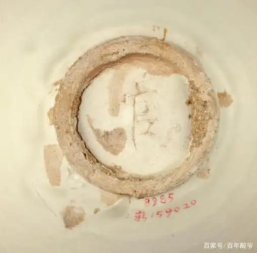 据统计,目前国内收藏底部署官字款的定窑瓷器大约有80件左右,1985年