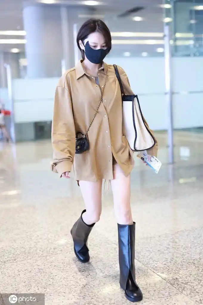 张馨予卡其色衬衫加黑色中筒靴时髦率性