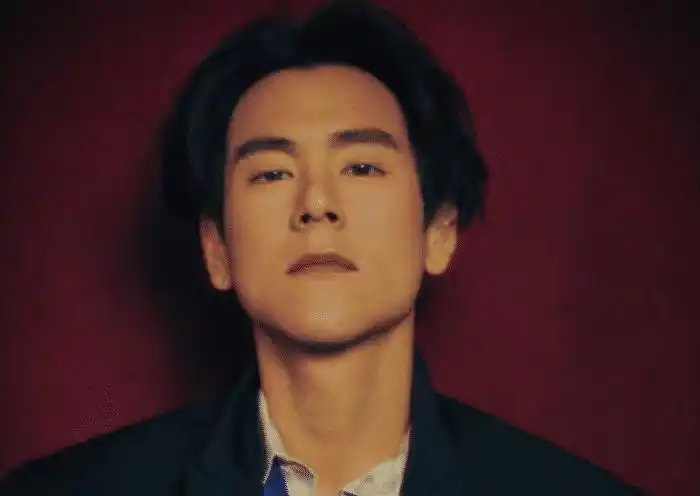 从彭于晏最近公布的照片里面可以看出来,现在的他造型有了很大的变化