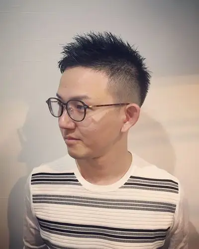 这三面都剃光的清爽发型非常的有男人味,显得很成熟,稳重