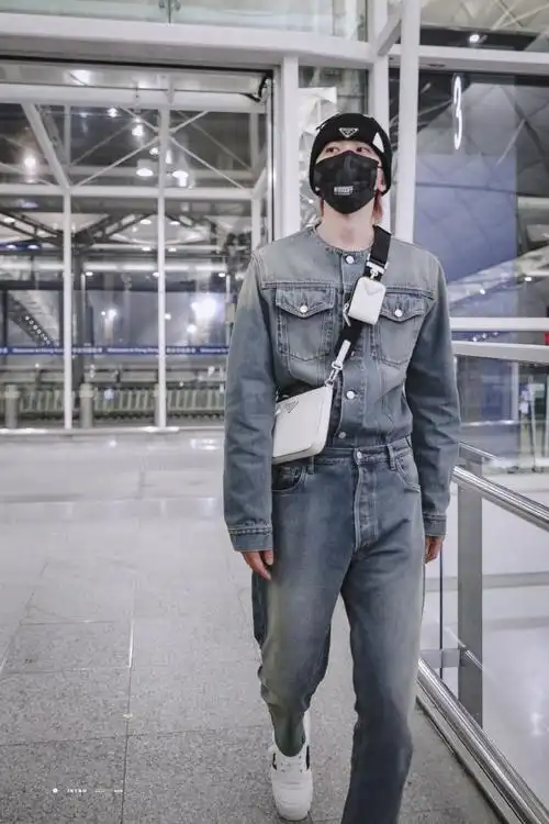 蔡徐坤米兰时装周出发机场图##蔡徐坤粉发造型