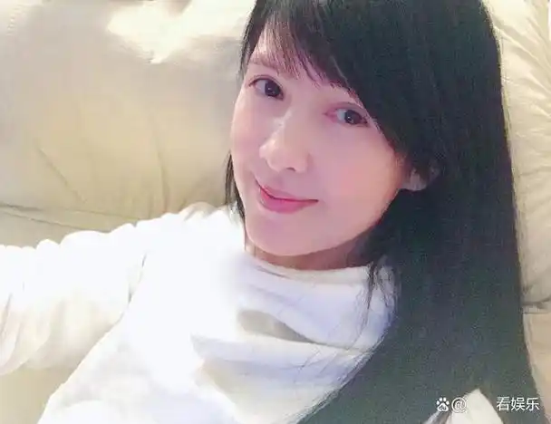 让无数粉丝欣喜的是,周慧敏亲自在社交媒体上分享了一组自拍照片,以此