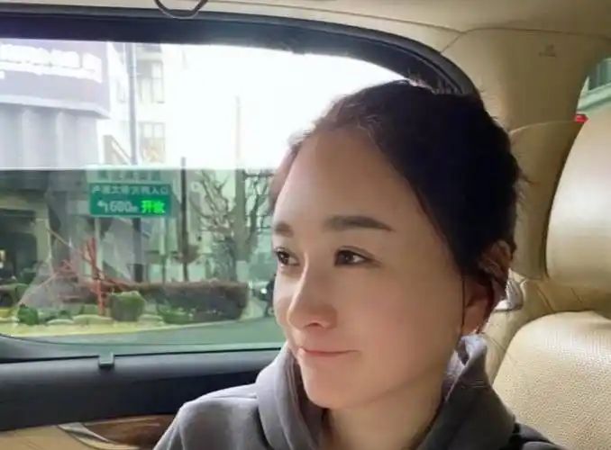 李小冉突放侧颜照,素颜被夸"奶油肌",养肤秘笈曝光_皮肤_保养_饮食