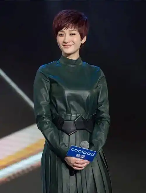 原创剪了短发的李小冉好年轻穿军绿色皮裙亮相43岁颜值回春美翻了