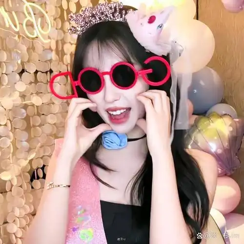 虞书欣生日聚会氛围欢快 戴搞怪眼镜精致可爱