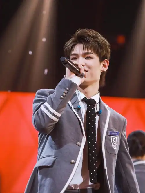 黄明昊  #jjjustin0219  黄明昊,祝你四周年快乐!