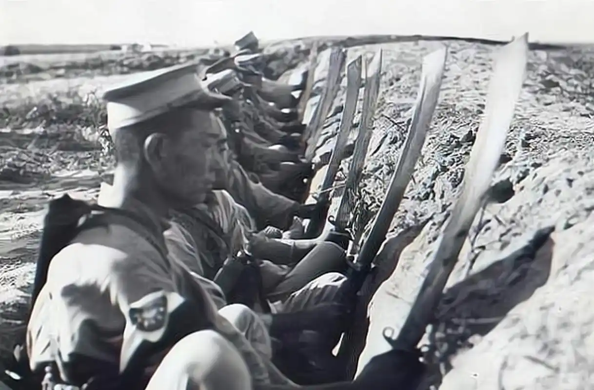 1927年,西北军大刀队的一名战士,手持一把大刀拍的照片,他深情厉然