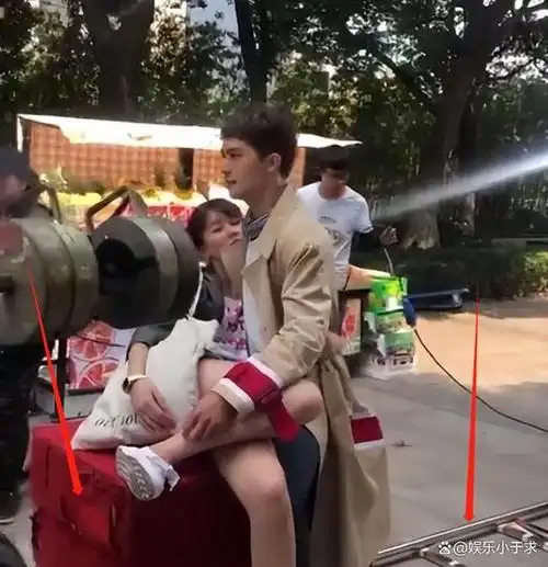 怪不得电视里只有上半身原来镜头外的下半身都暗藏玄机