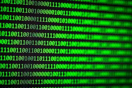 计算机的二进制代码.在黑色背景上的绿色文本照片