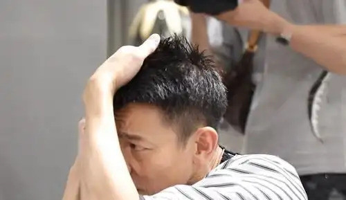 刘德华给自己剪发看到他剪出的新发型后网友理发师要失业