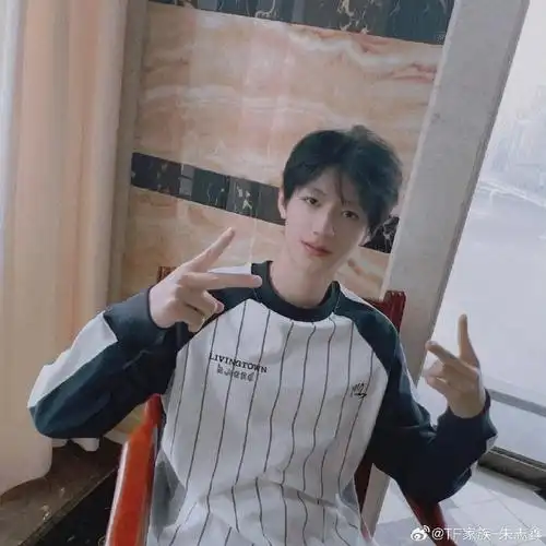 朱志鑫晒窗边随拍照9615新发型干净利落又帅气今日份清爽男高[抱