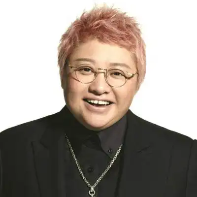 48岁韩红,如今越来越穷