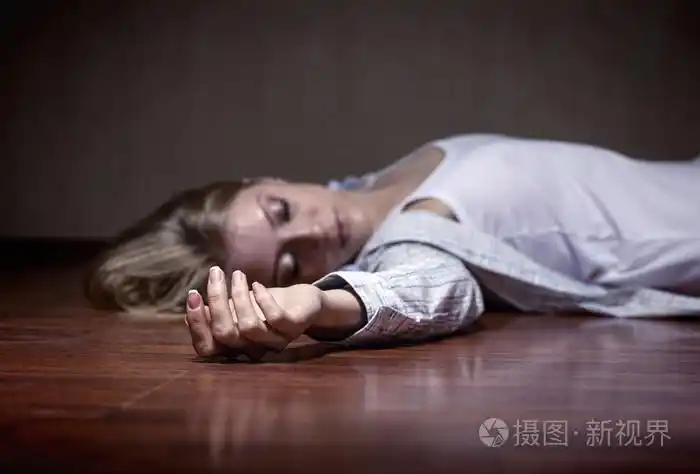 死去的女人的身体