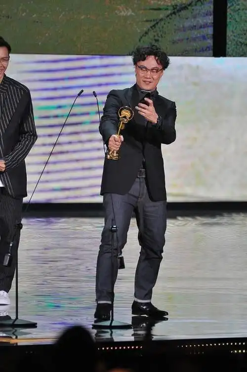 金曲奖陈奕迅获最佳男歌手 即兴献唱《披风》