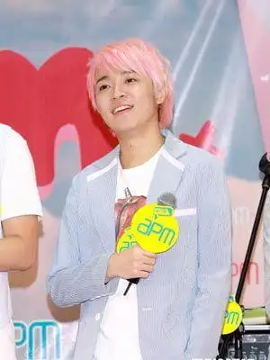 曝露骨短信(3) 人气乐团"苏打绿"主唱吴青峰日前被爆"断背",有香港