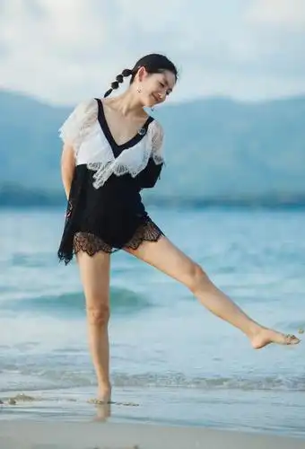 谢娜也大胆了一次穿撞色泳衣展现诱人身材扎起头发更显少女范