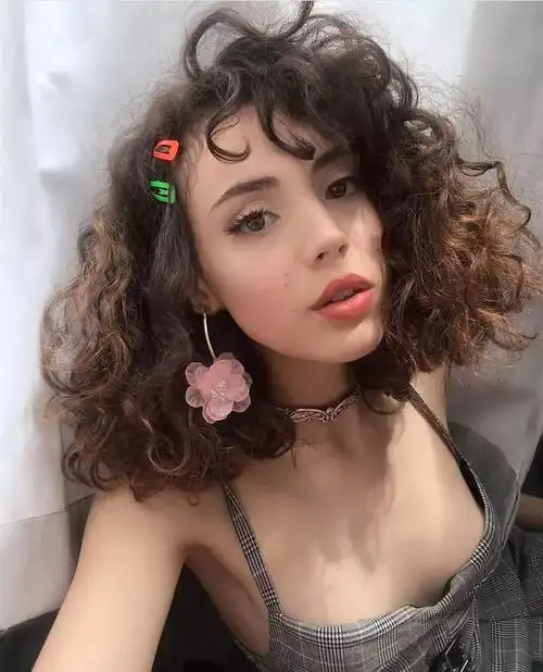 小卷烫发是今年非常流行的一款发型