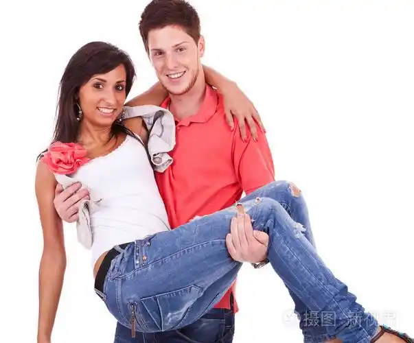 年轻的小伙子他怀里抱着他的女朋友