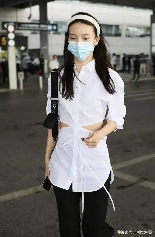 女演员金晨现身机场,穿镂空露腰衬衣开叉裤,踩老爹鞋十分精致