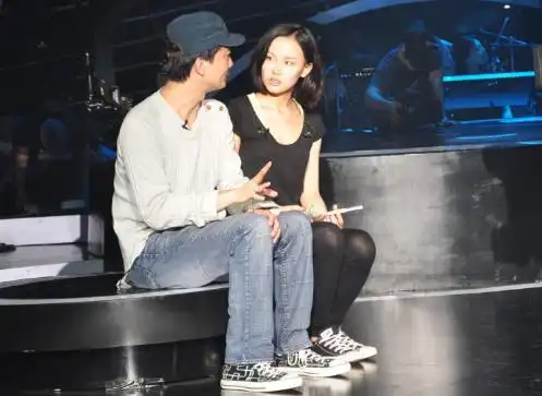 李泉黄龄穿情侣鞋亮相恋情遭调侃图