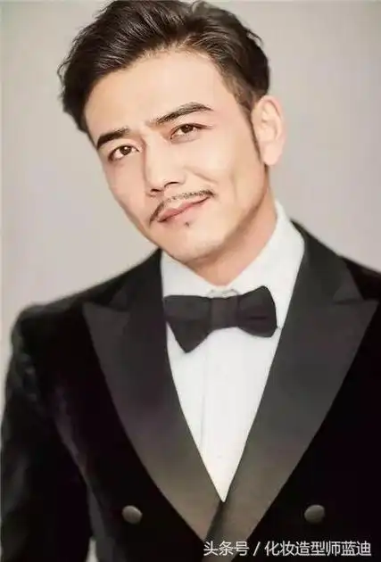 胡须造型也适合头发较长的男生,中分线条烫发的设计,给人一种"大叔"与