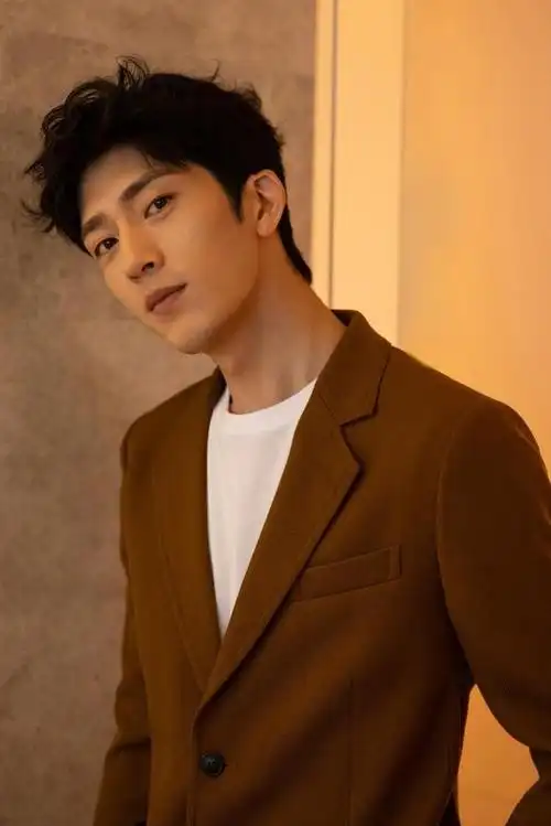 "文艺小生"井柏然的气质太少见,纯色穿搭都有贵气感,真养眼