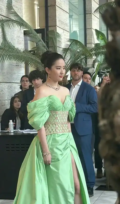 刘亦菲身材引热议!溜肩脑袋大,肥胖又臃肿,把舒淇挤到面露难色