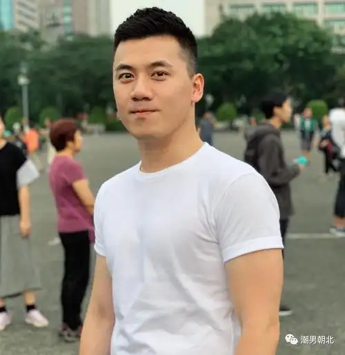 头发剪短很有潮男范儿今年秋天,"两边铲光"发型依然是男生们最流行的