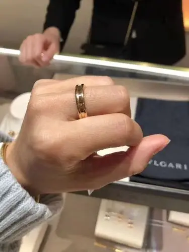 特价宝格丽戒指男黑陶瓷_宝格丽戒指女18k玫瑰金情侣对戒慈善款字母