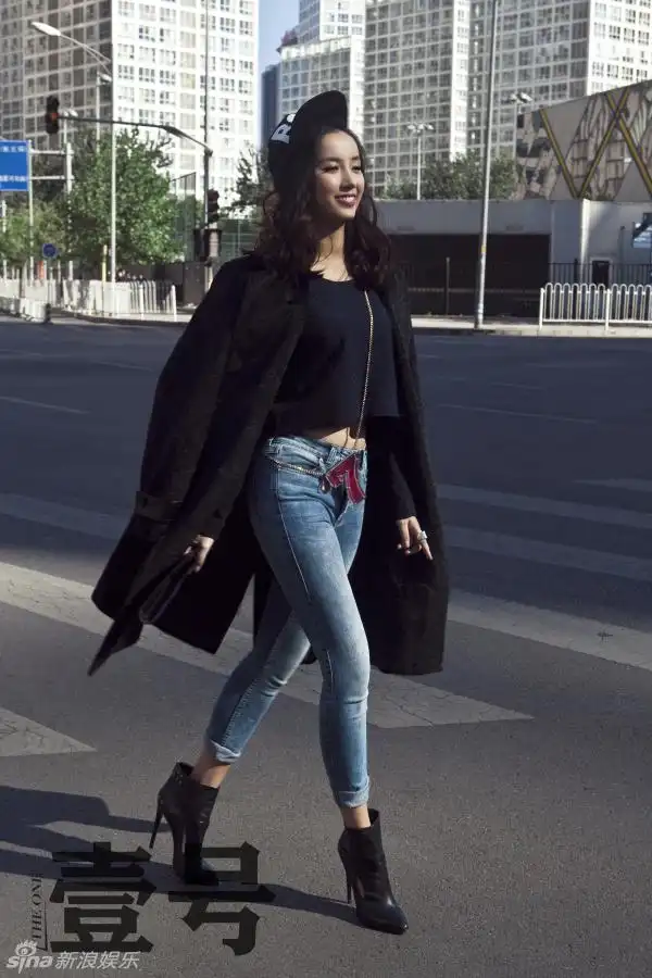 新浪娱乐讯 近日,人气女星吕一为某杂志拍摄了一组时尚街拍,片中她