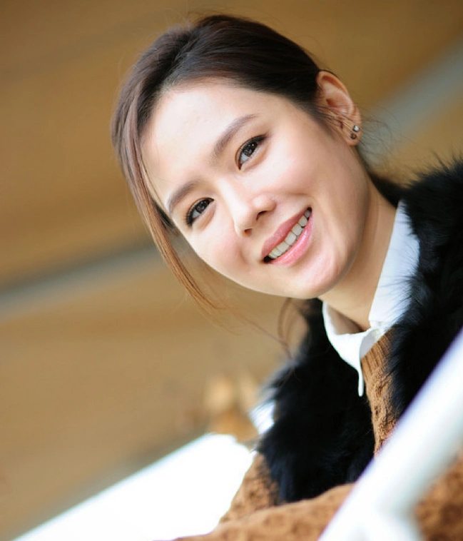 侧颜也是美得迷人,孙艺珍 :锁骨香肩,柳腰莲脸,太迷人了!