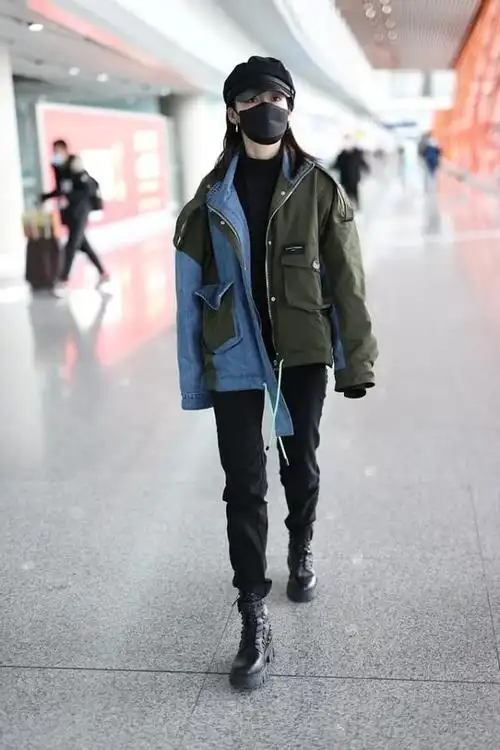 李沁也开始走帅气风了拼接夹克配马丁靴走路带风气势逼人