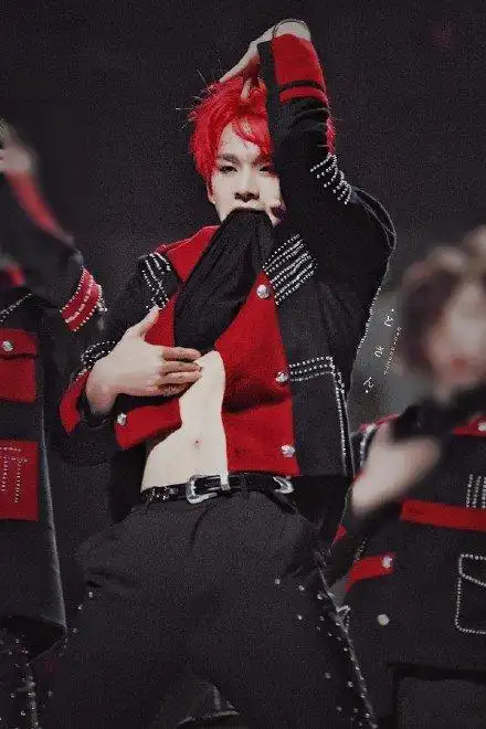 姚琛的身材真的绝了!腹肌wave性感索命 !真正的穿衣显瘦脱衣有肉!