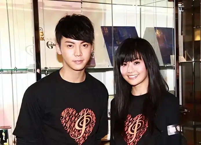 陈伟霆回应与阿sa同框:未打招呼不觉得尴尬,被问何穗秒变态度_蔡卓妍