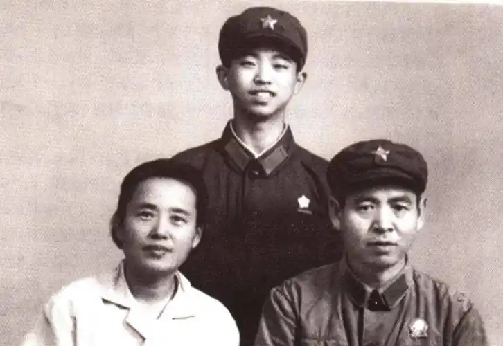 小学生在烈士陵园扫墓,十几年后才被告知,那里葬着