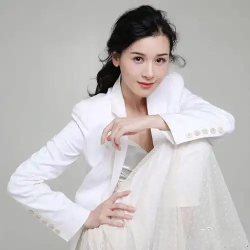 名校毕业的她,28岁嫁大8岁二婚演员,如今生活幸福美满_甄锡